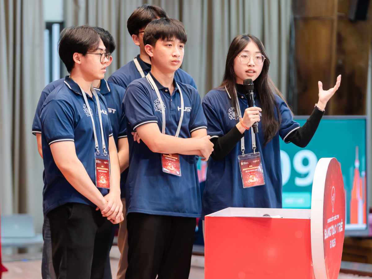 Đồng phục CLB sinh viên Bách Khoa Hà Nội trong một cuộc thi tại trường