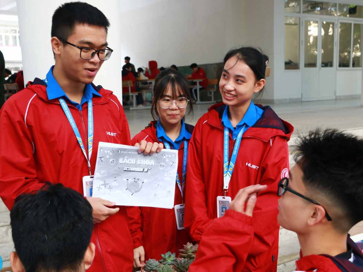 Sinh viên Đại học Bách Khoa Hà Nội mặc đồng phục vừa vặn, thoải mái