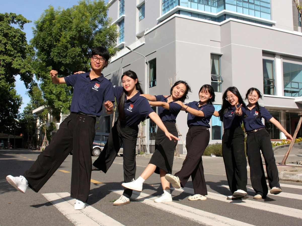 Sinh viên mặc đồ đồng phục của trường phối theo phong cách thoải mái