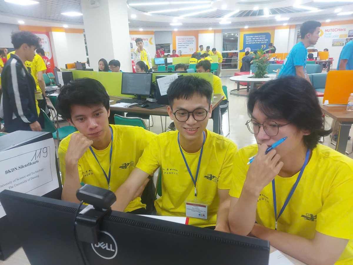 Sinh viên mặc đồng phục áo vàng, cổ tròn với các chi tiết in trên ngực áo