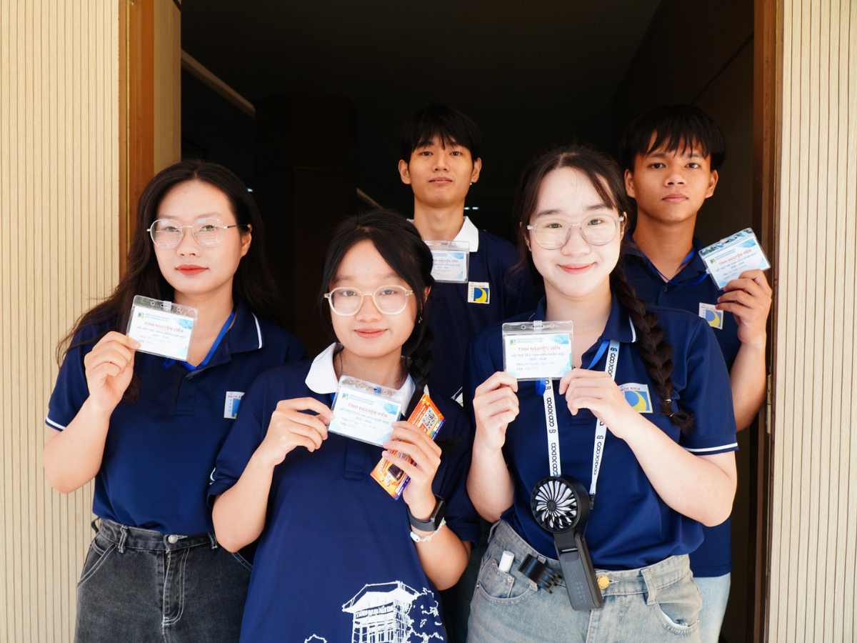 Sinh viên mặc đồng phục màu xanh, trắng chủ đạo