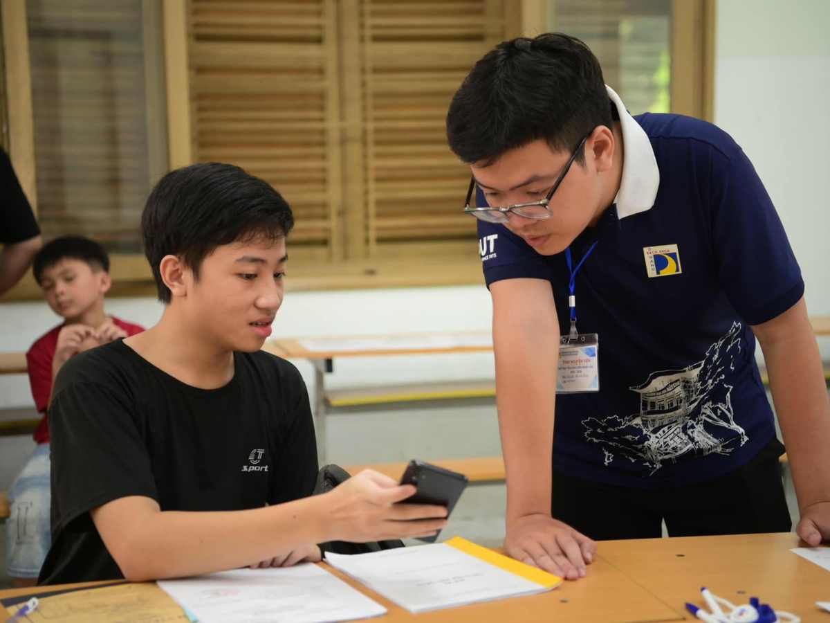 Sinh viên mặc áo polo đồng phục của trường