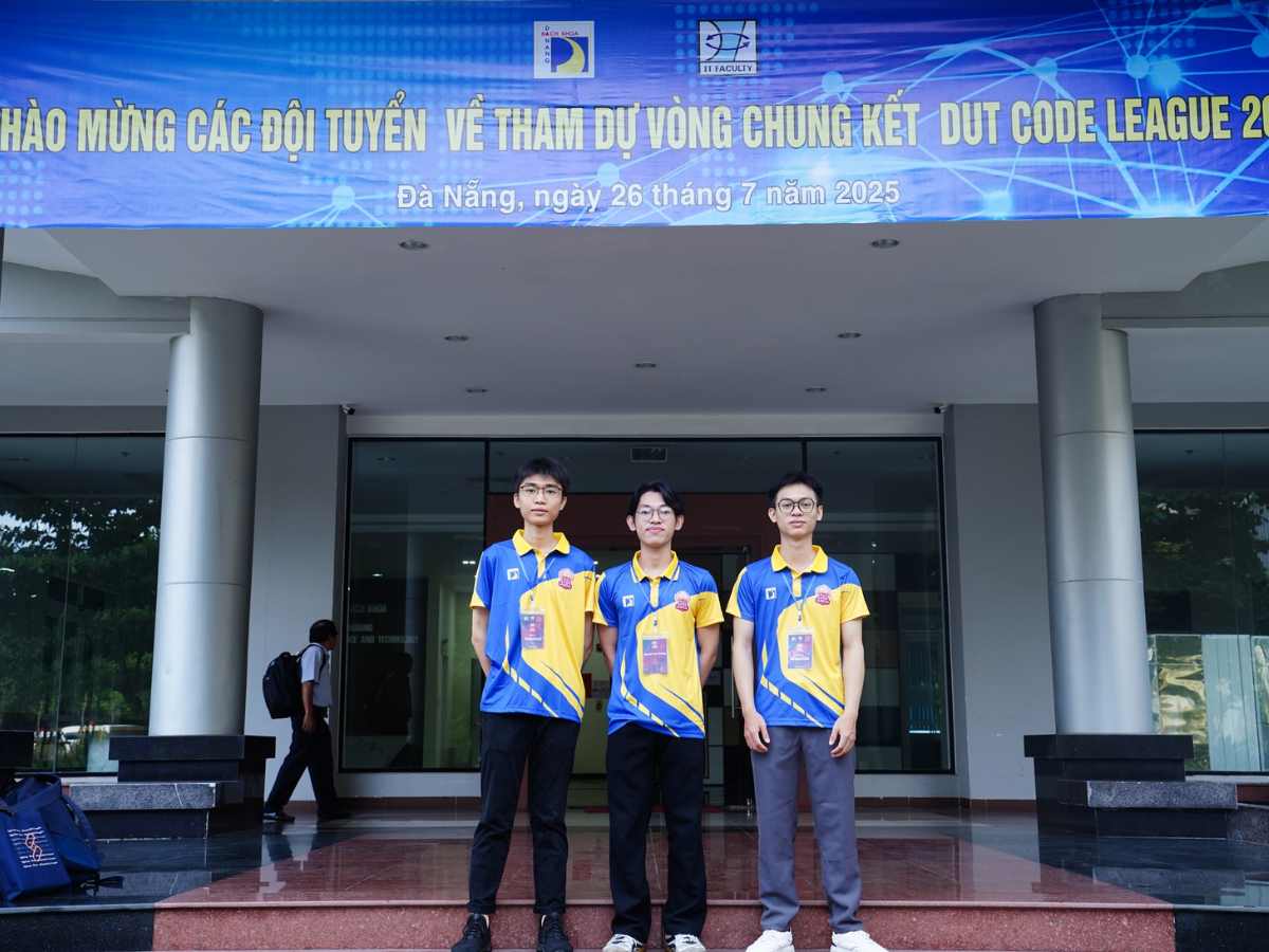 Sinh viên mặc đồng phục thể dục của trường