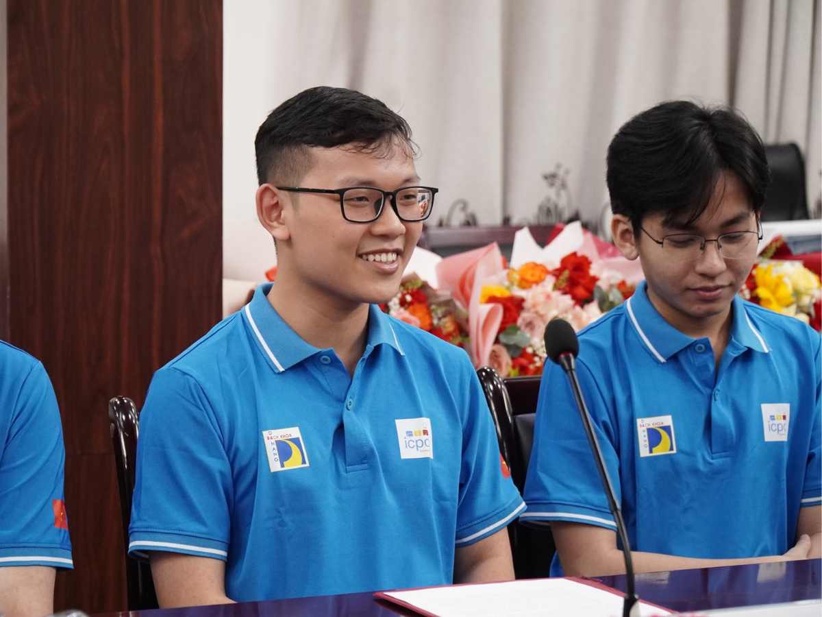 SInh viên Bách Khoa Đà Nẵng mặc áo đồng phục theo CLB