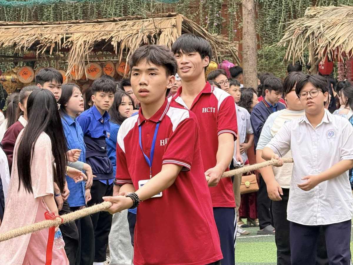 Sinh viên mặc áo polo đồng phục trường Cao đẳng Công Thương Hà Nội