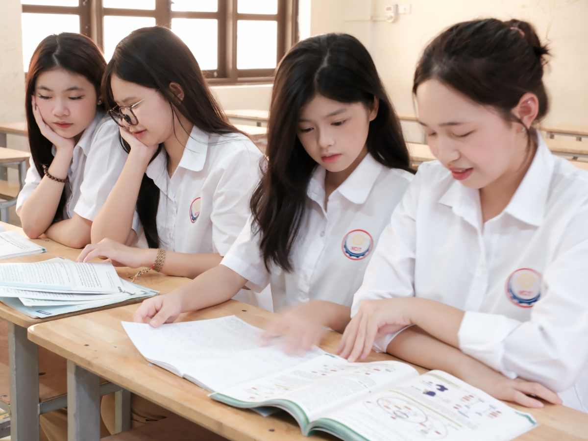 Sinh viên mặc áo đồng phục của trường