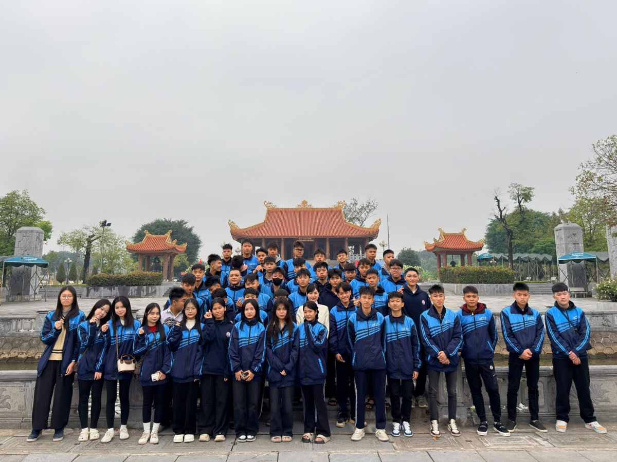 Sinh viên mặc áo khoác đồng phục trường cao đẳng công thương hà nội