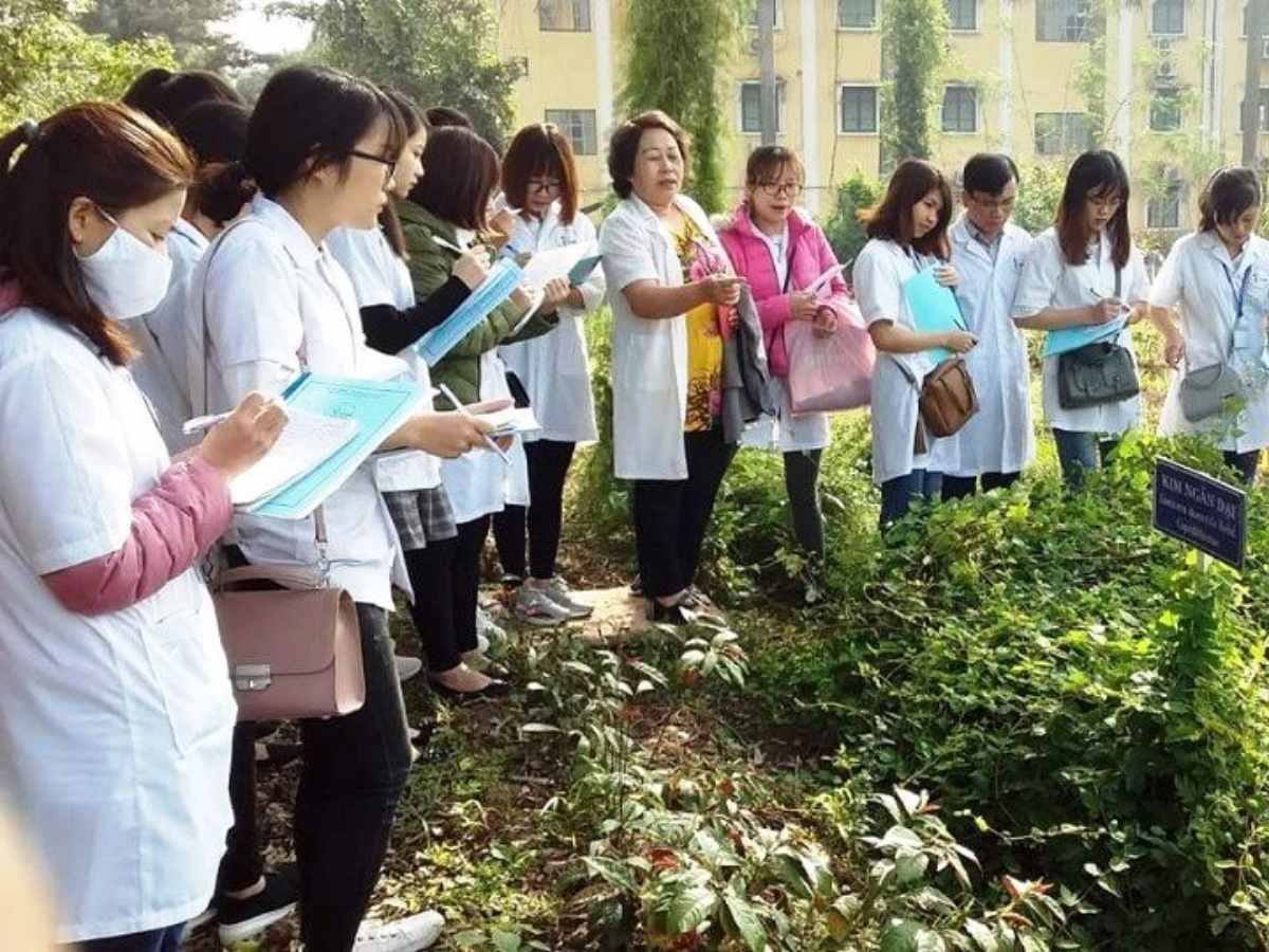 Sinh viên mặc áo blouse trắng trong 1 buổi sinh hoạt thực tế