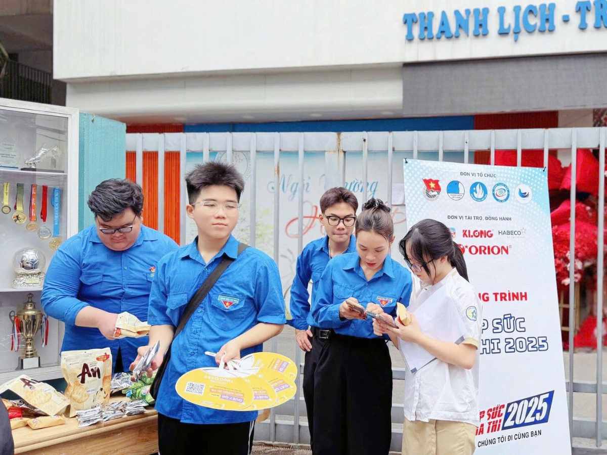 Sinh viên mặc áo đồng phục tham gia Tiếp sức mùa thi