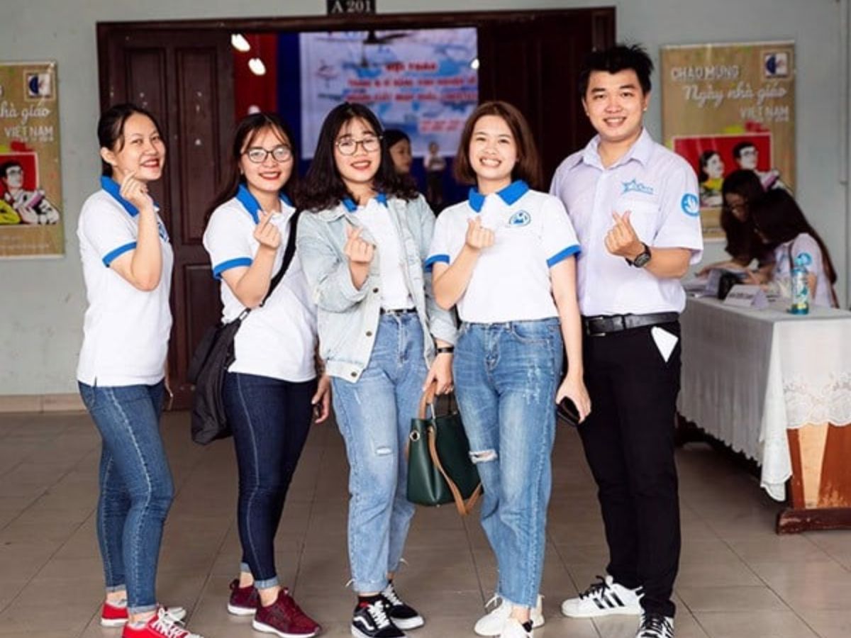 Phối áo thun đồng phục Cofer đơn giản nhưng không đơn điệu