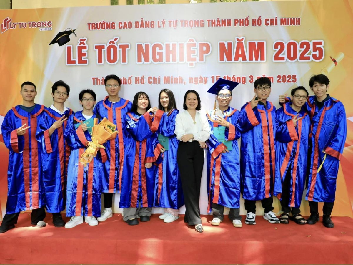 Lễ phục tốt nghiệp khoảnh khắc đáng nhớ của sinh viên