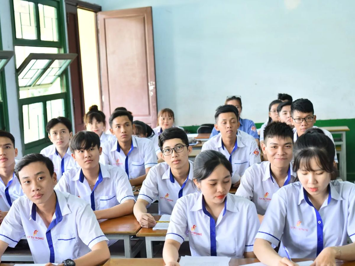 Chọn chất liệu vải cho đồng phục cao đẳng Lý Tự Trọng thoải mái cả ngày dài năng động