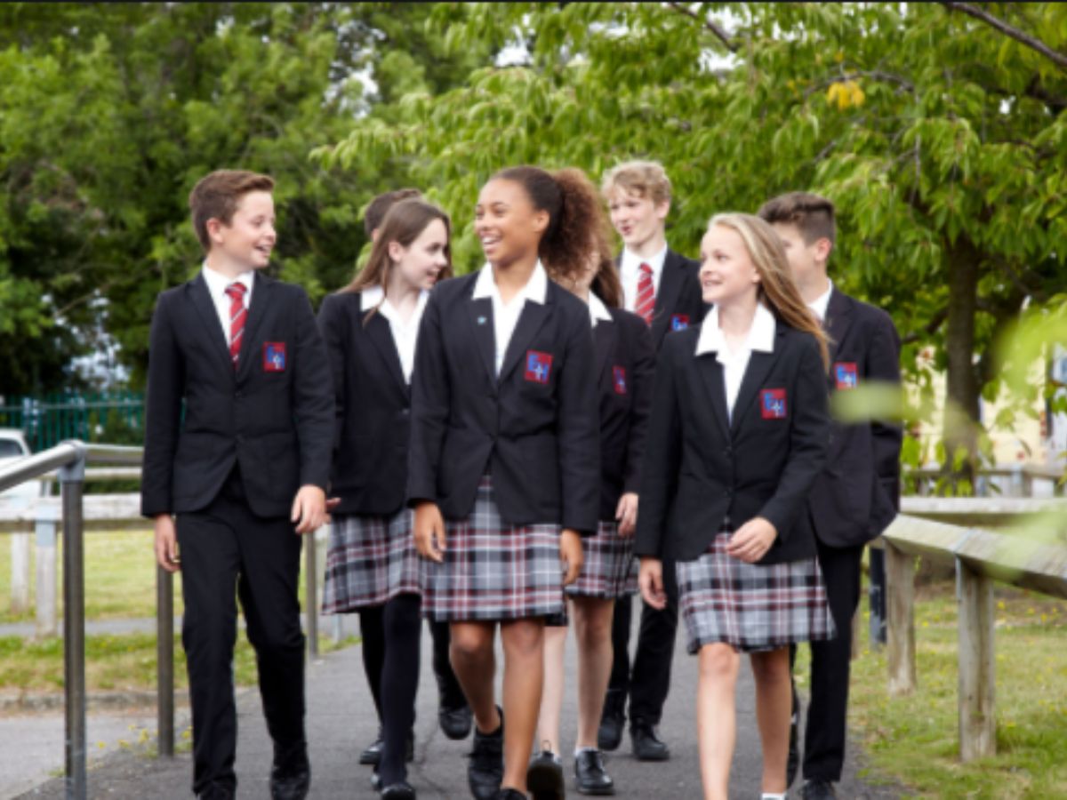 Quần Tây, Chân Váy Xếp Ly sự kết hợp giữa truyền thống và hiện đại