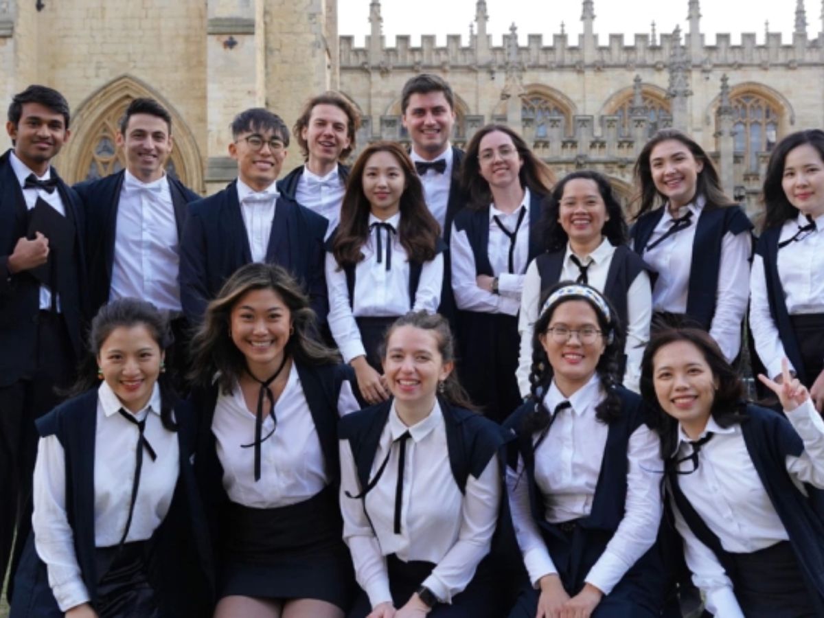 Đại học Oxford & Cambridge nơi truyền thống gặp gỡ thời trang