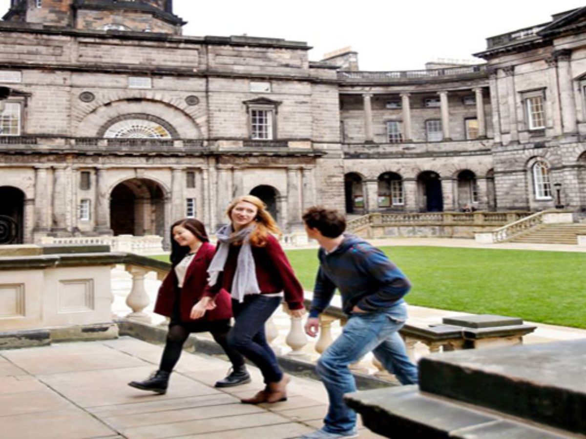 Các trường đại học khác và nét riêng trong phong cách (e.g., LSE, UCL, Edinburgh)