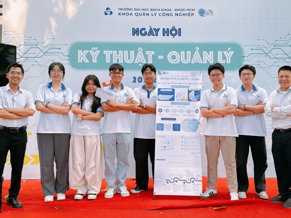 Mỗi khoa của trường đều có đồng phục riêng