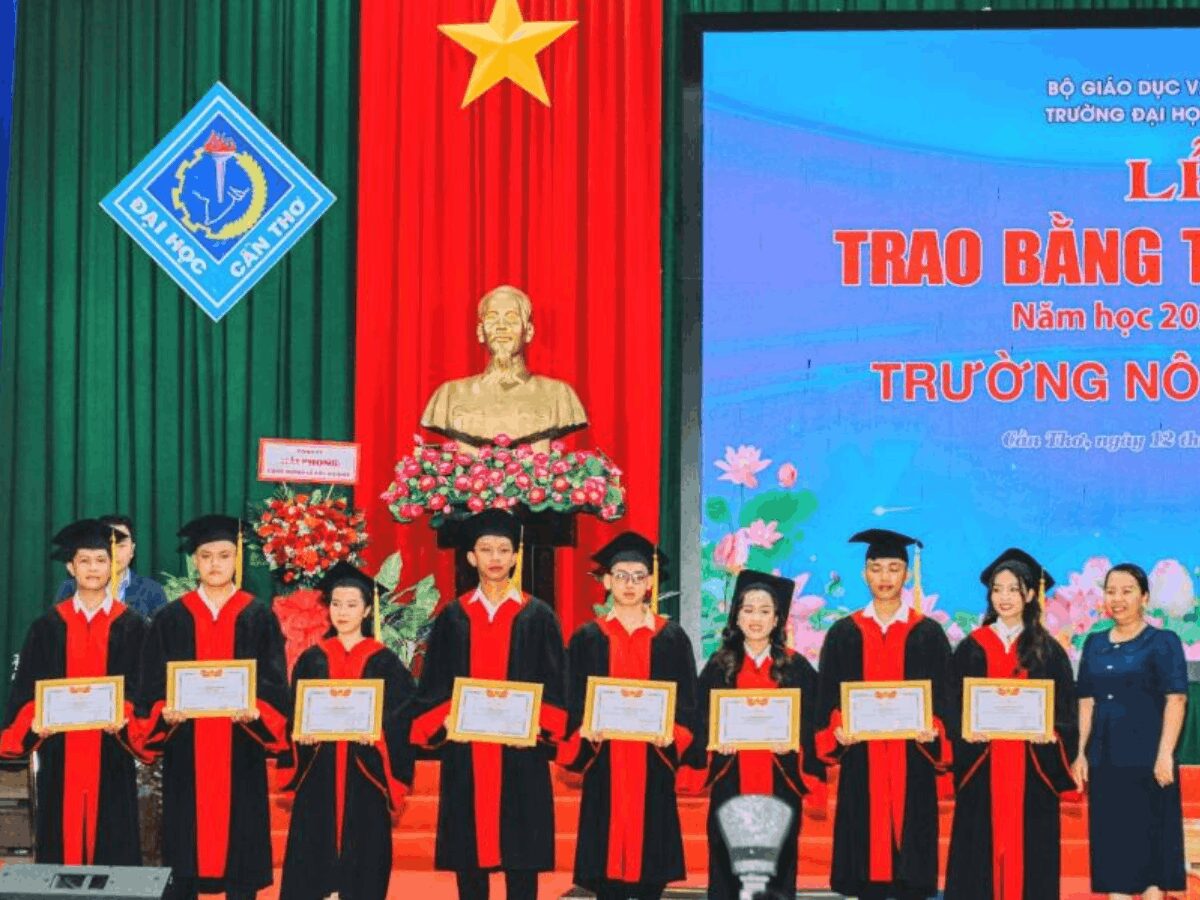 Khoảnh khắc sinh viên CTU tươi cười rạng rỡ trong bộ lễ phục tốt nghiệp