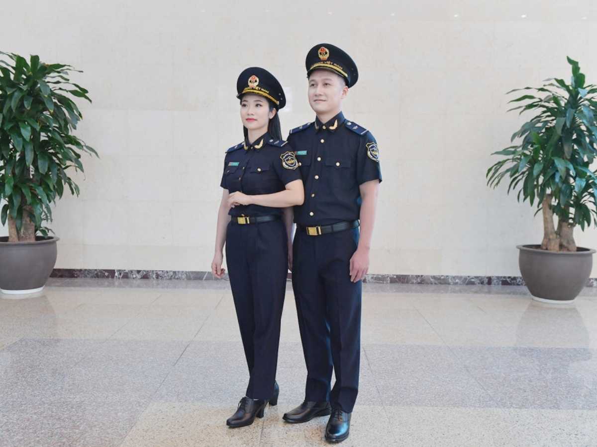 Nhân viên hải quan mặc đồng phục