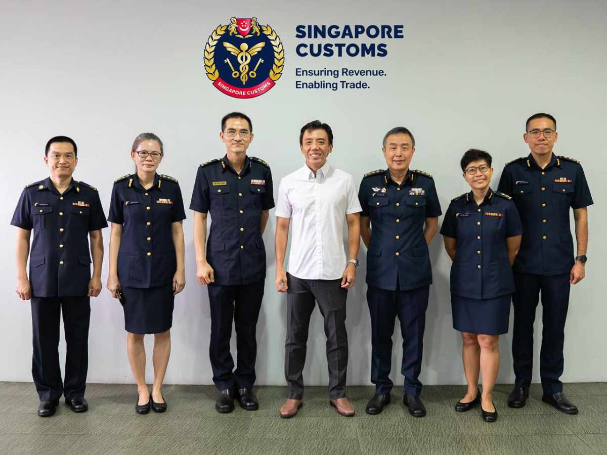 Nhân viên hải quan Singapore mặc đồng phục