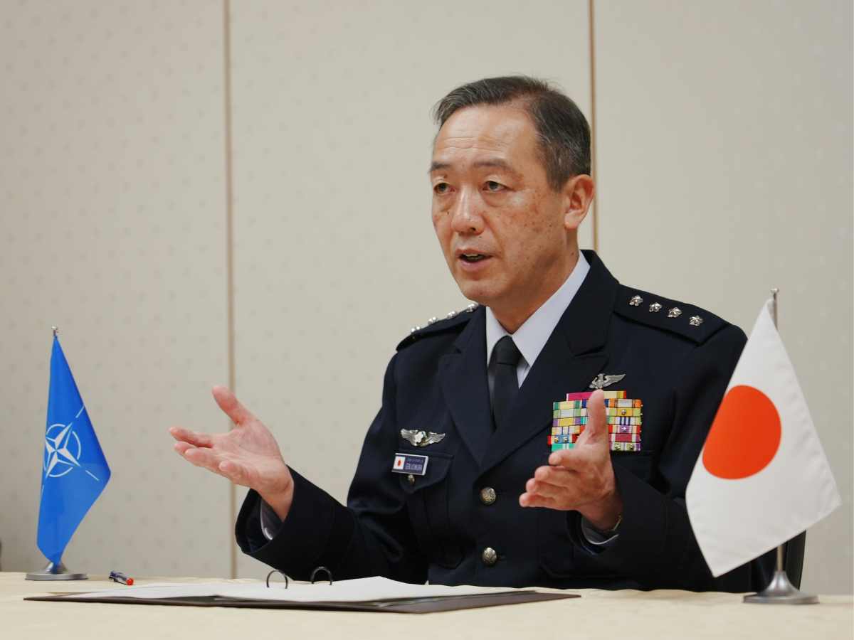 Nhân viên hải quan Nhật Bản mặc đồng phục