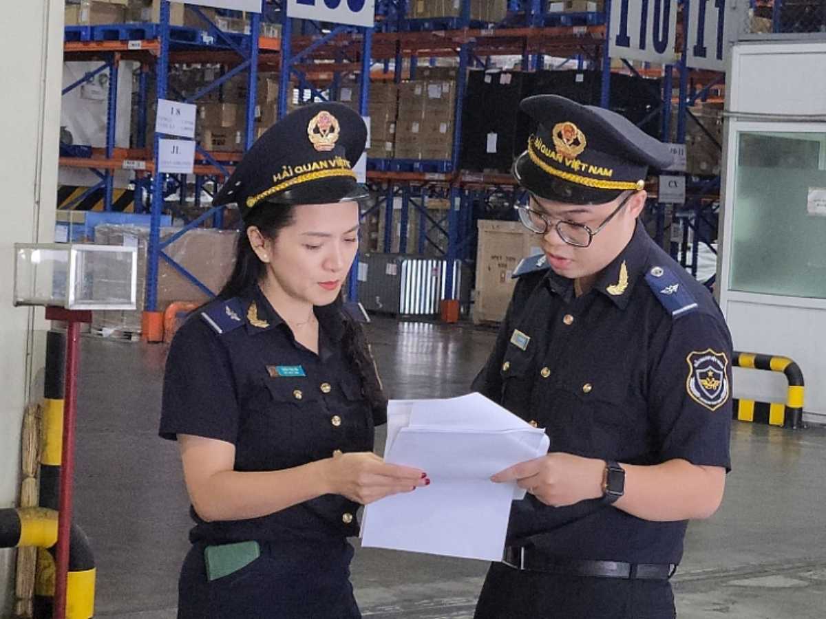 Nhân viên hải quan sân bay mặc đồng phục tay ngắn đang làm nhiệm vụ