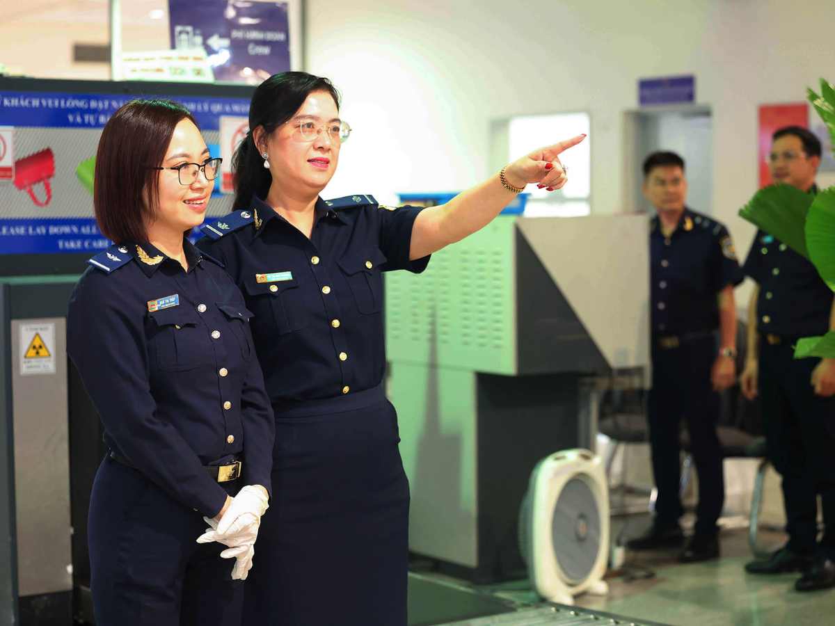 Nhân viên hải quan mặc đồng phục tay dài đang làm nhiệm vụ