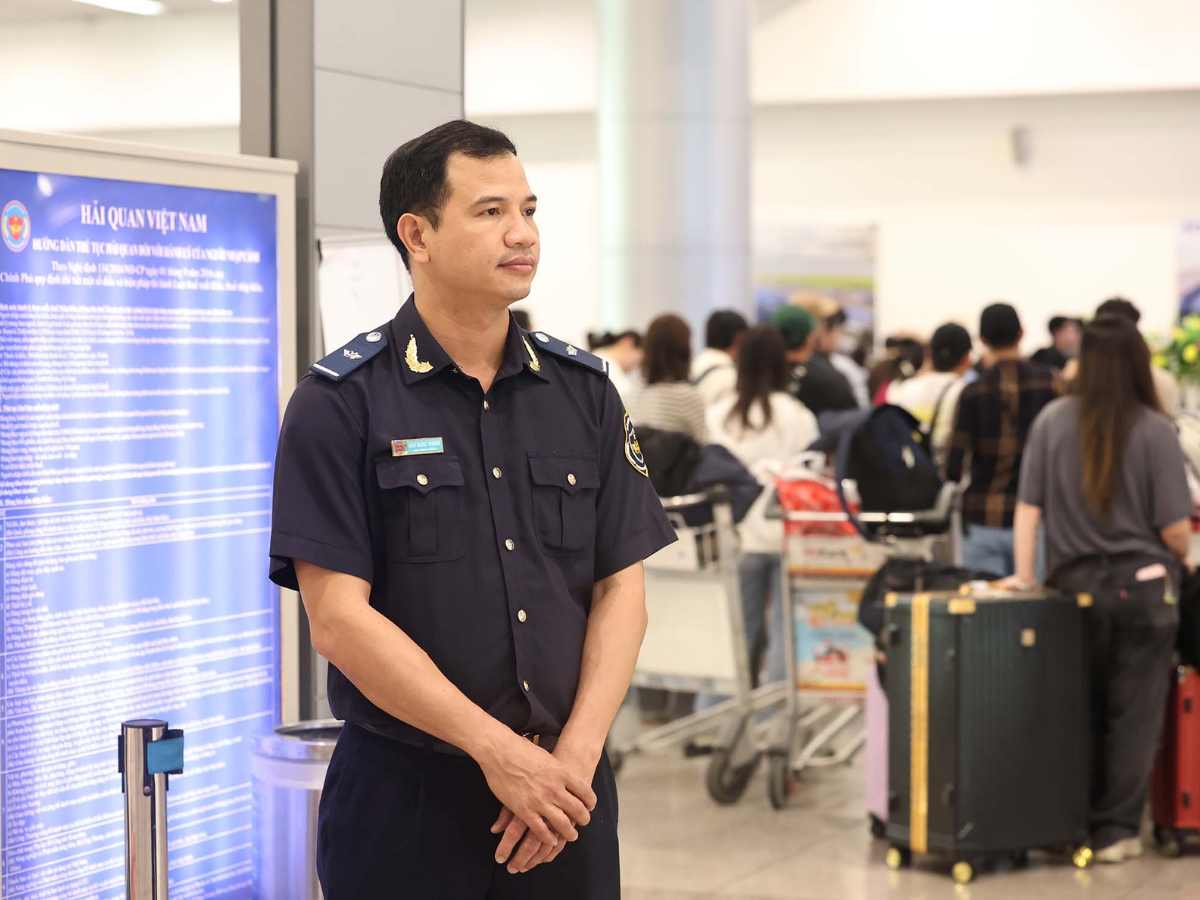 Nhân viên nam mặc đồng phục làm nhiệm vụ tại sân bay