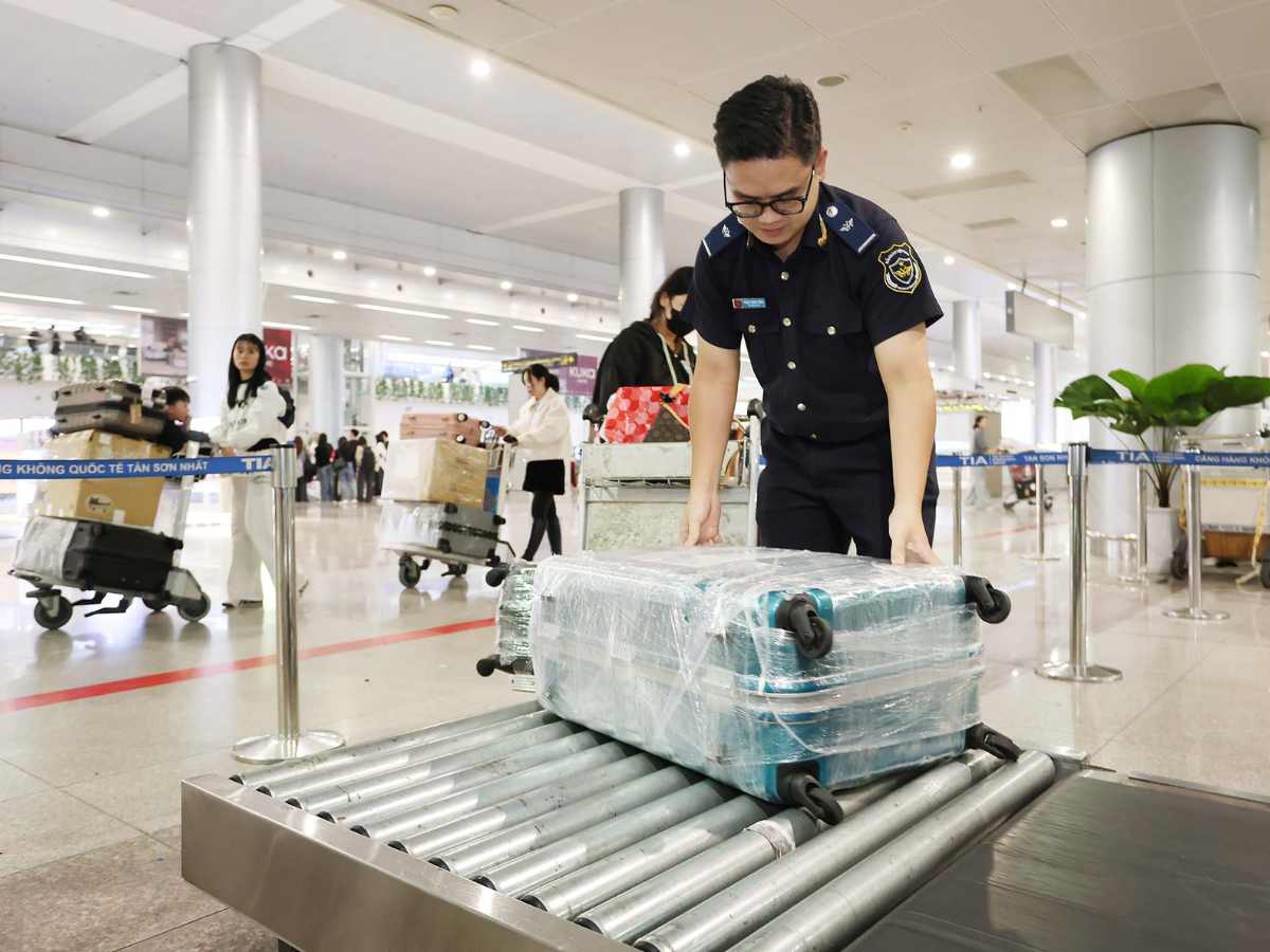 Nhân viên mặc áo đồng phục có cầu vai và sao hiệu trên đồng phục