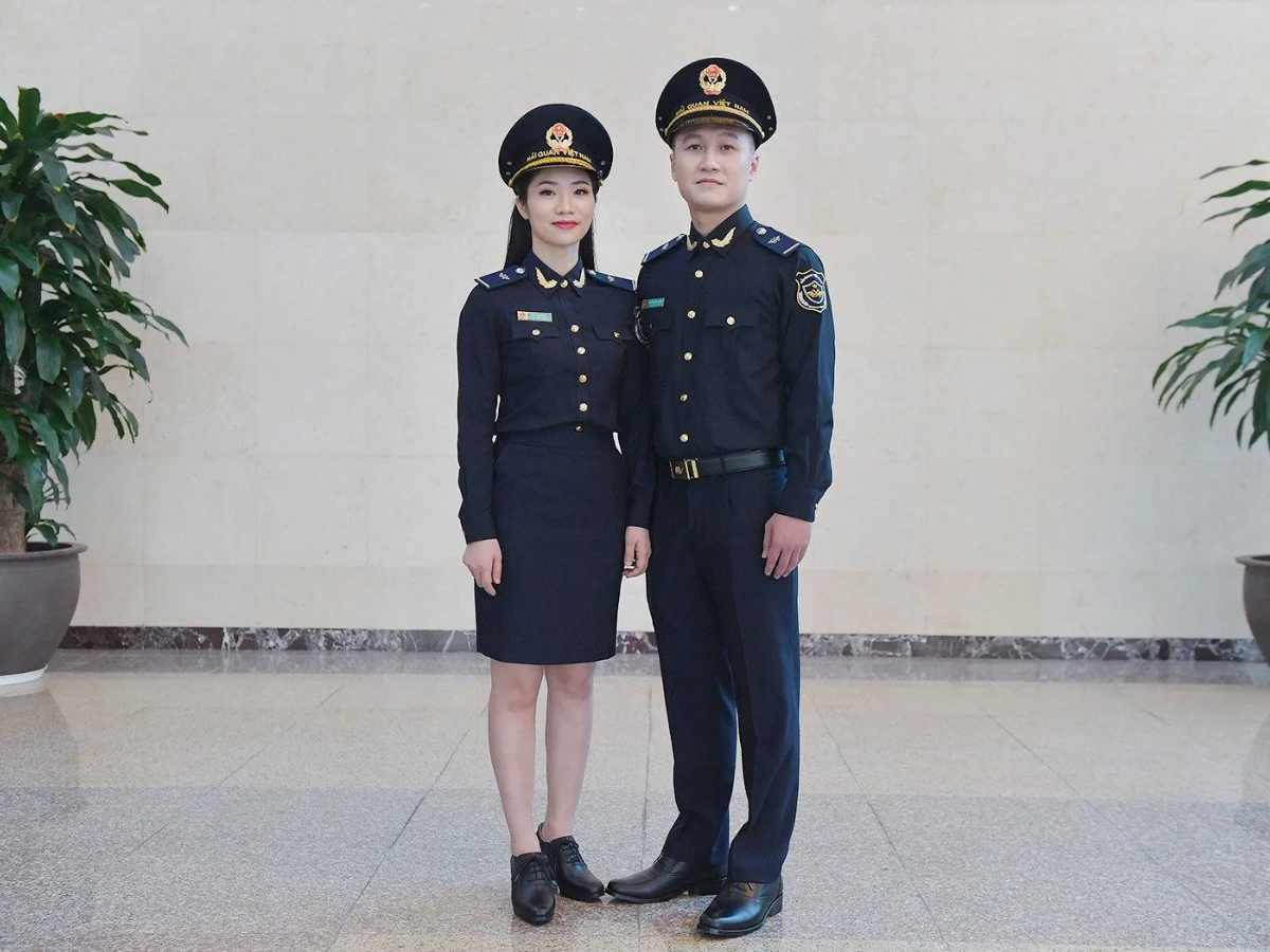 Nhân viên mặc đồng phục với đầy đủ phụ kiện như giày và mũ đồng phục