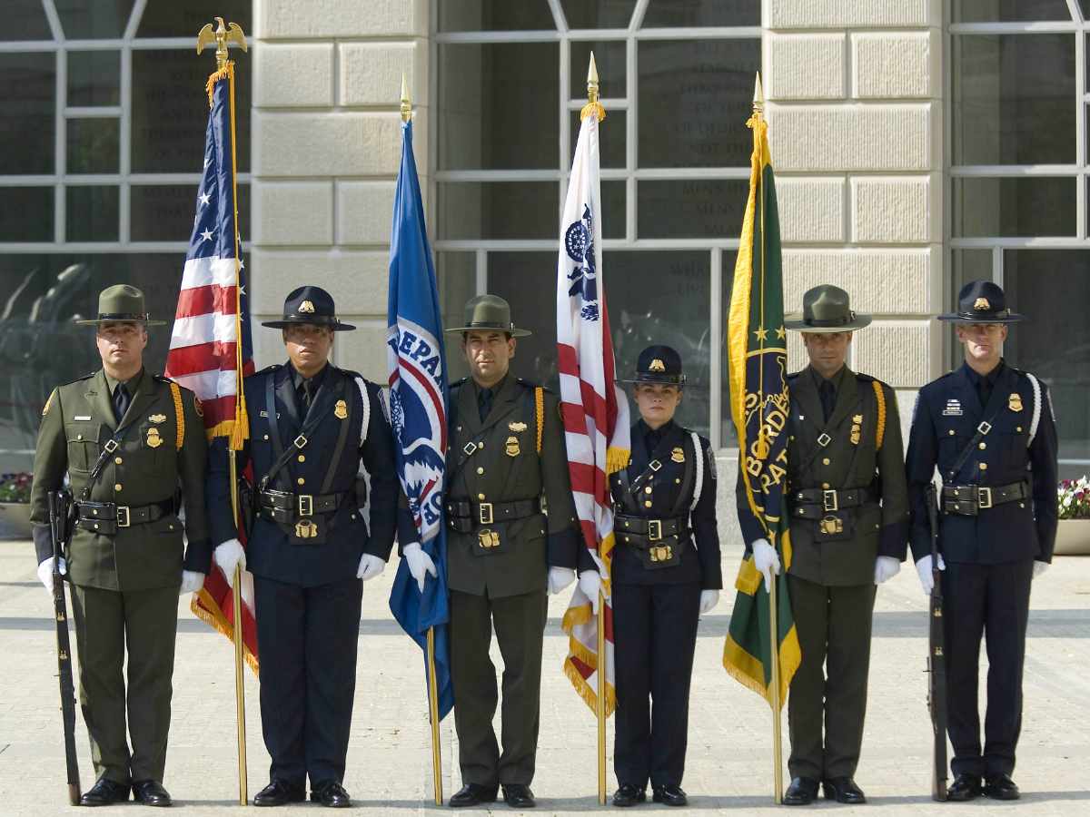 Nhân viên hải quan Hoa Kỳ mặc đồng phục