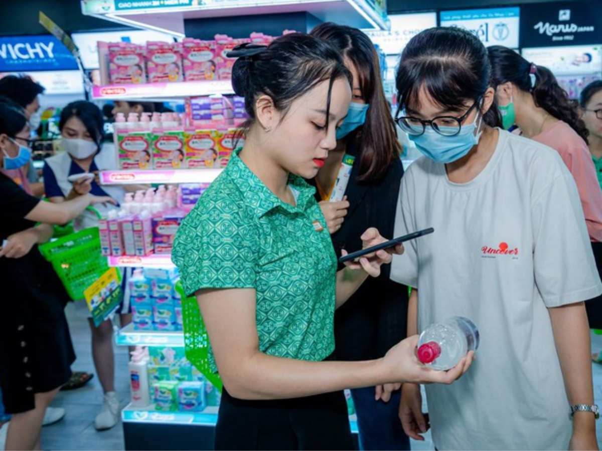 Nhân viên nữ mặc đồng phục tại Hasaki