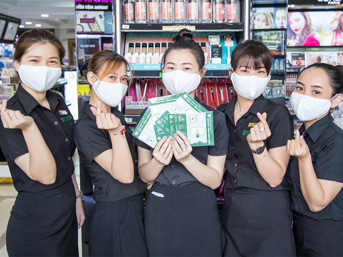 Áo đồng phục với logo trên ngực áo