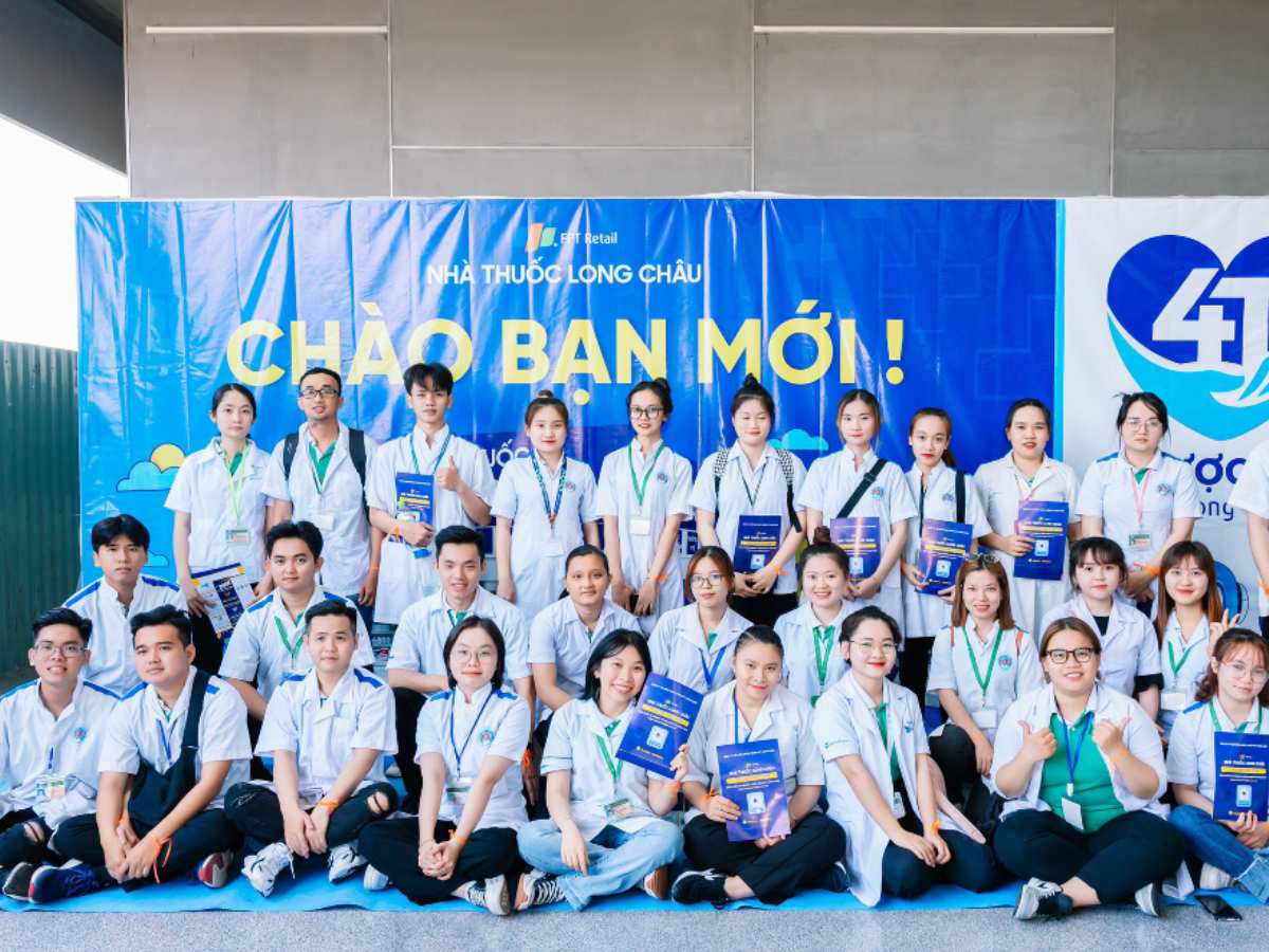 Nhân viên Long Châu mặc áo blouse trắng