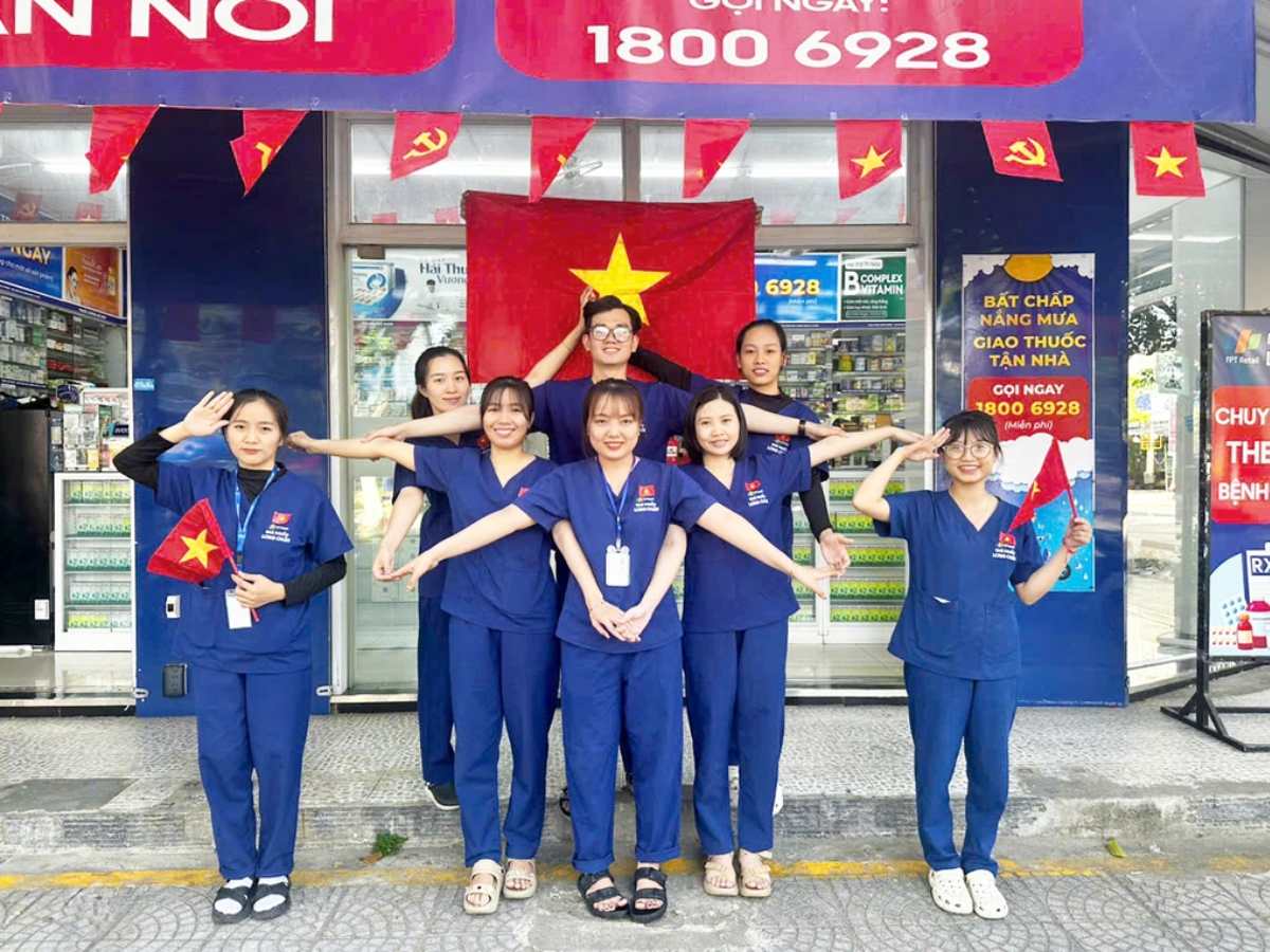 Nhân viên Long Châu mặc đồng phục áo quần màu xanh