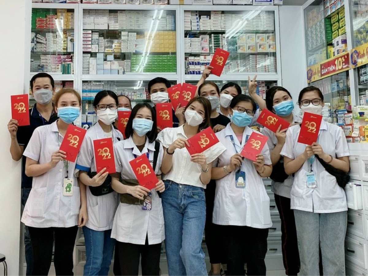 Nhân viên Long Châu mặc đồng phục một cách thoải mái