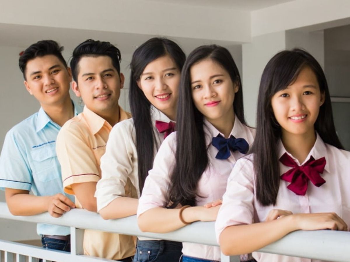 Màu sắc đồng phục sơ mi theo từng khoa/viện nhận diện bản sắc riêng