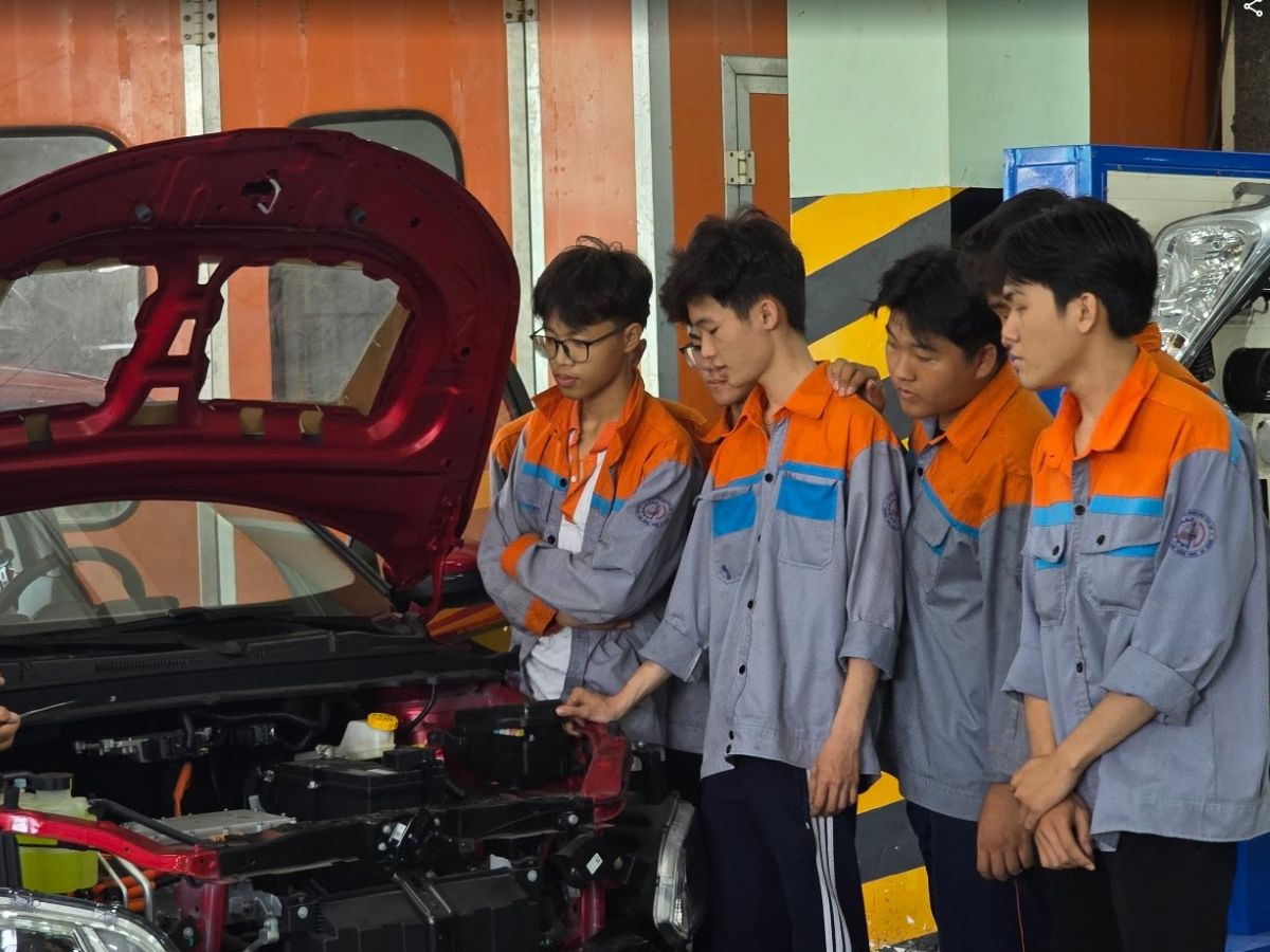 Trường còn có đồng phục dành cho học viên khi thực hành nghề