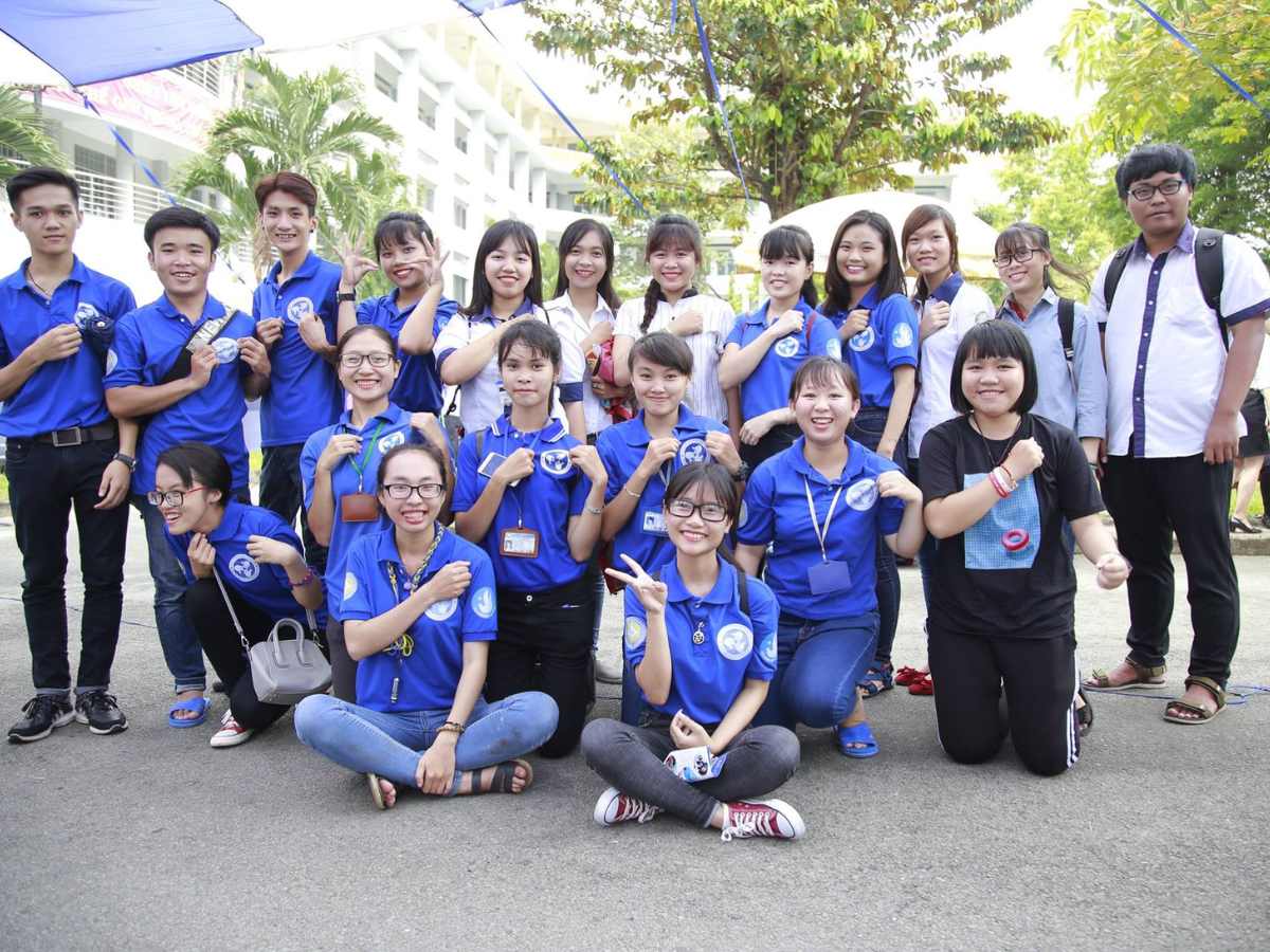 Sinh viên CĐ Tài chính Hải Quan mặc đồng phục của trường