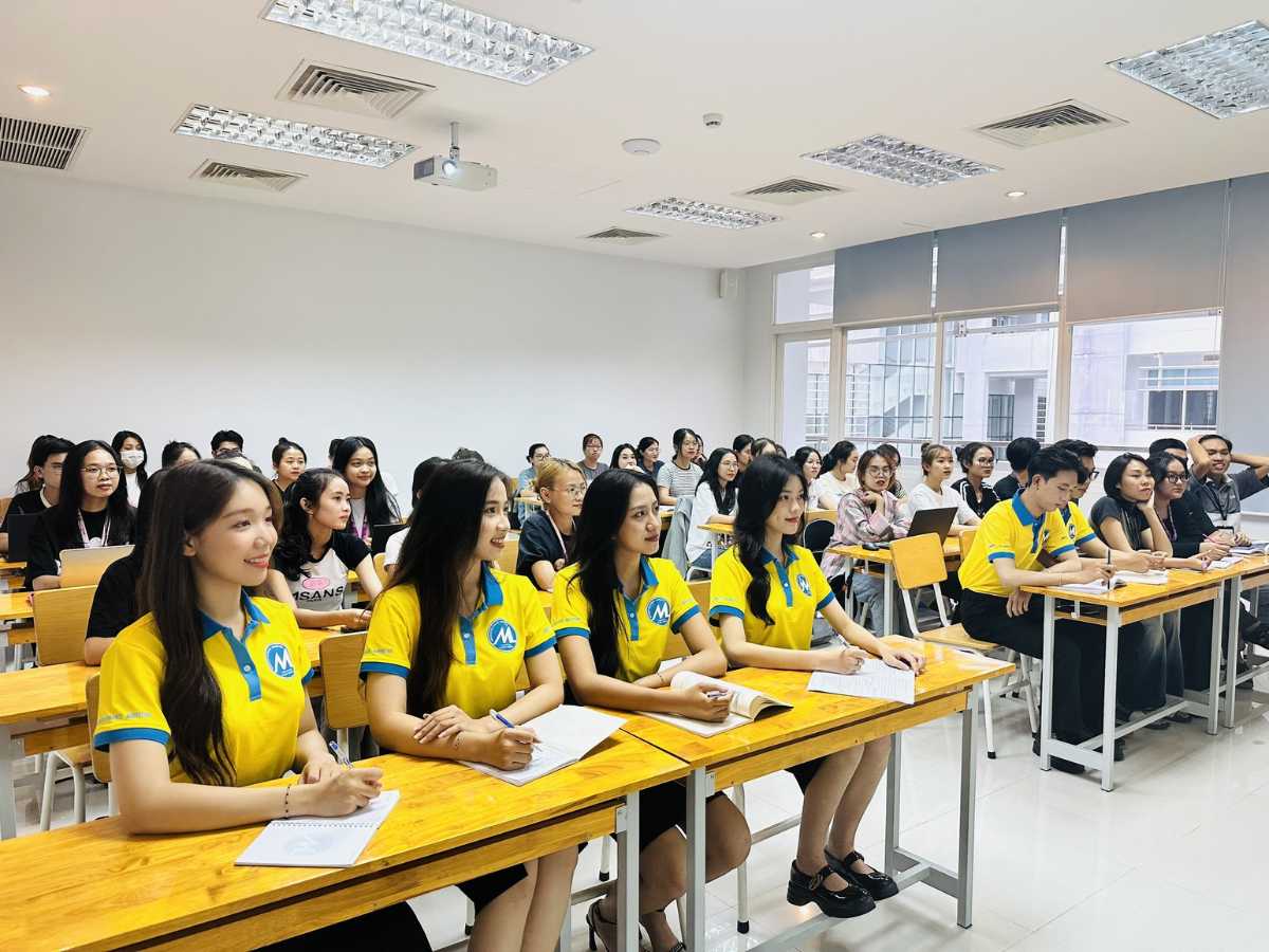 Sinh viên UFM mặc áo vàng tham gia lớp học