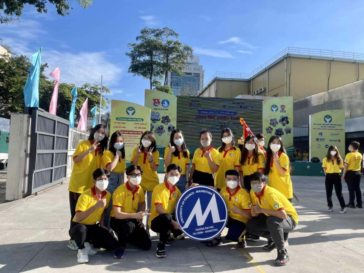 Sinh viên mặc áo polo đồng phục của trường