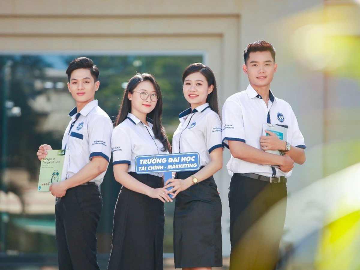 Sinh viên mặc áo sơ mi và váy đen với nữ và quần tây với nam