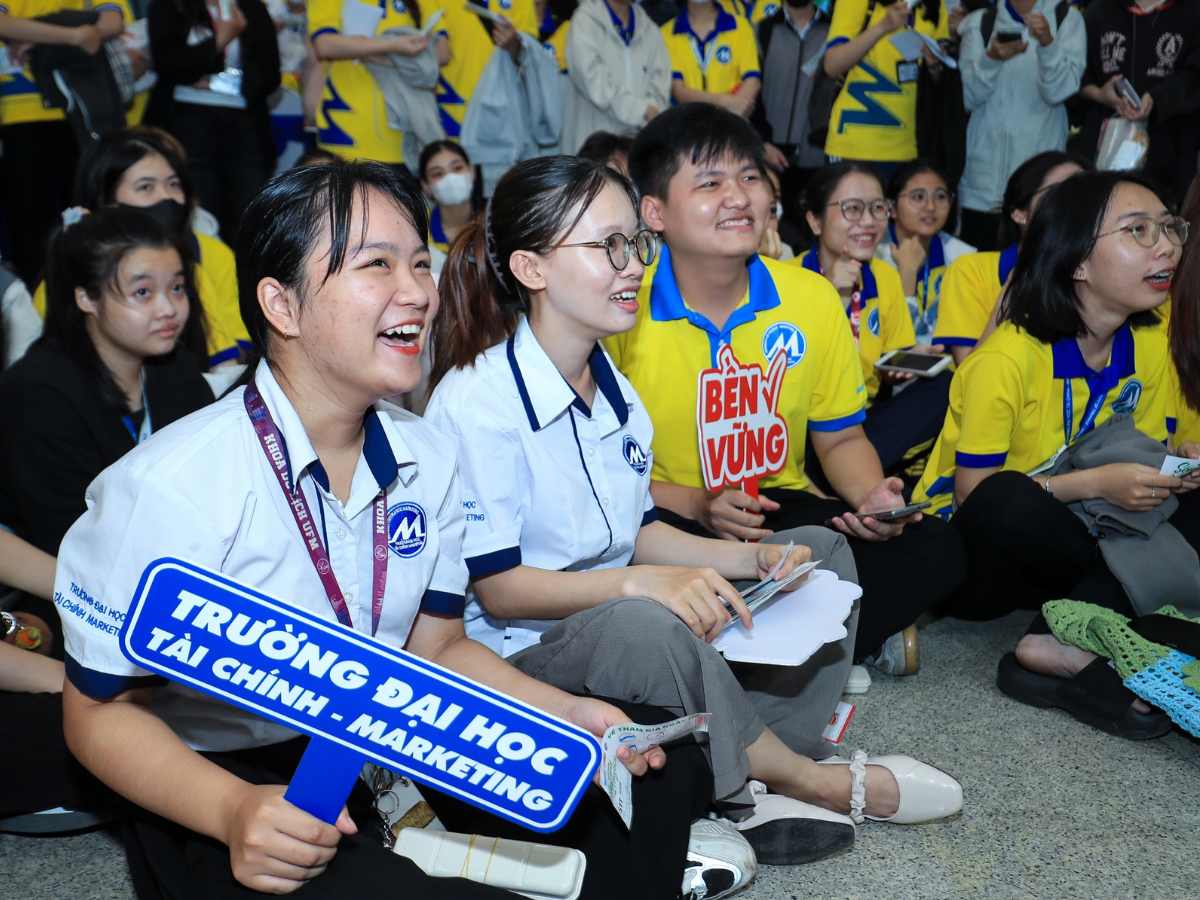 Sinh viên mặc đồng phục thoải mái tham gia các hoạt động của trường