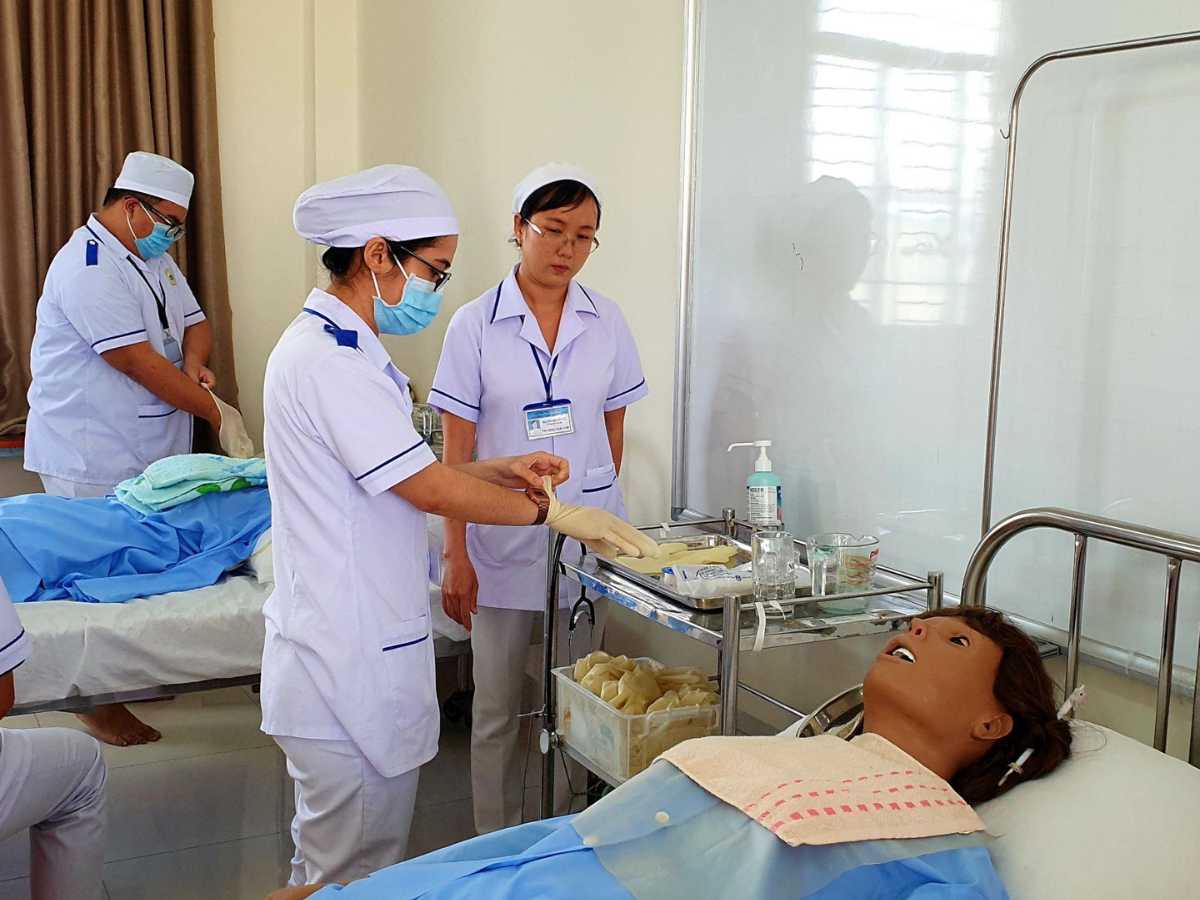 Sinh viên mặc áo blouse đồng phục trong 1 buổi thực hành