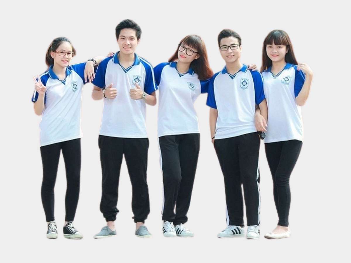 Sinh viên mặc áo phông đồng phục của trường Cao đẳng Y tế Cần Thơ