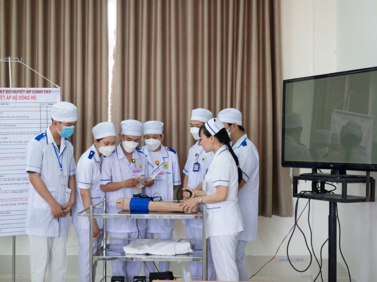 Sinh viên luôn đeo bảng tên trong suốt thời gian học tại trường
