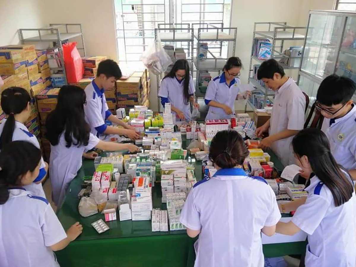 Sinh viên mặc áo blouse đồng phục trong các giờ học thực hành