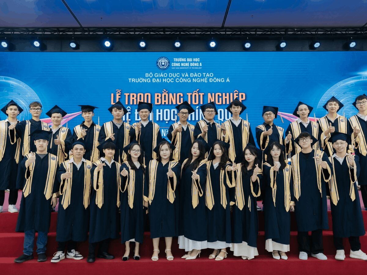 Sinh viên EAUT rạng rỡ trong bộ lễ phục cử nhân