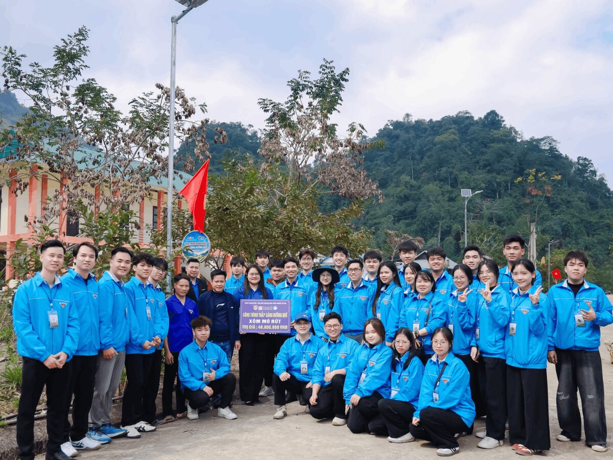 Tập thể cán bộ giảng viên và sinh viên HaUI trong màu áo xanh tình nguyện