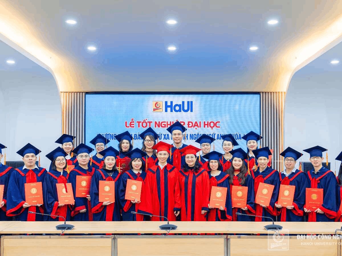 Khoảnh khắc sinh viên HaUI trong lễ tốt nghiệp