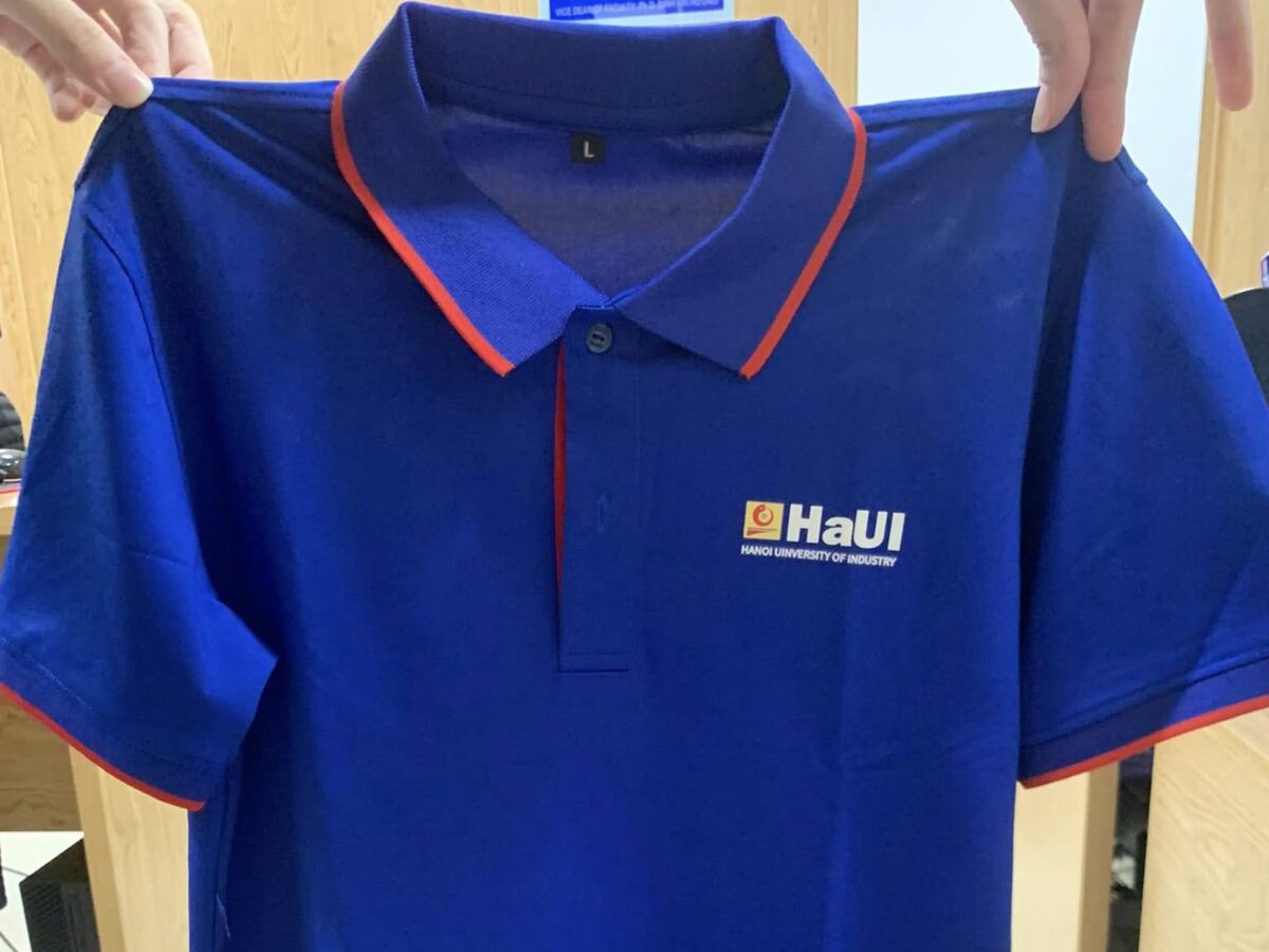 Logo của HAUI trên đồng phục 